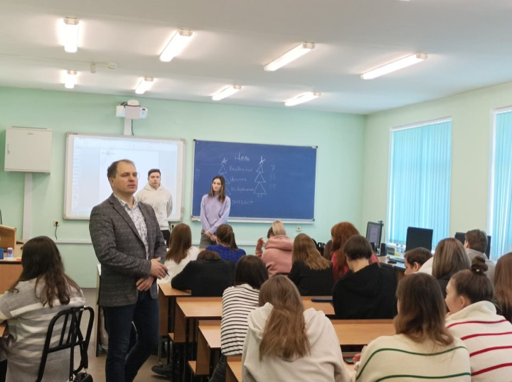 Управленческий поединок: двое за столом, зал наблюдает